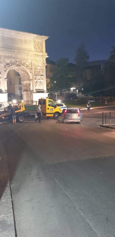 Rissa all’Arco di Traiano, ferito un vigile urbano