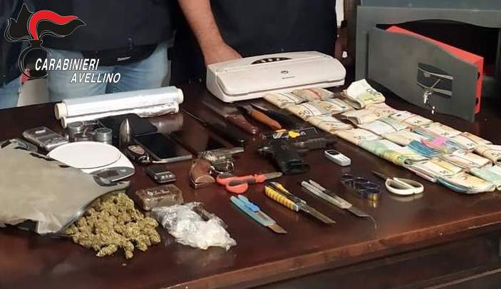 Montoro| Fratelli pusher in manette: sequestrati hashish, marijuana, pistole scacciacani e 23mila euro