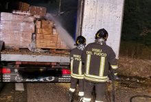Camion in fiamme lungo il raccordo autostradale di Benevento, nessun ferito