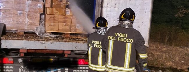 Camion in fiamme lungo il raccordo autostradale di Benevento, nessun ferito