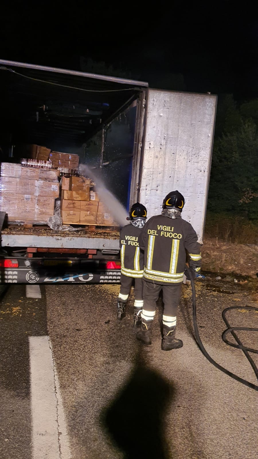 Camion in fiamme lungo il raccordo autostradale di Benevento, nessun ferito