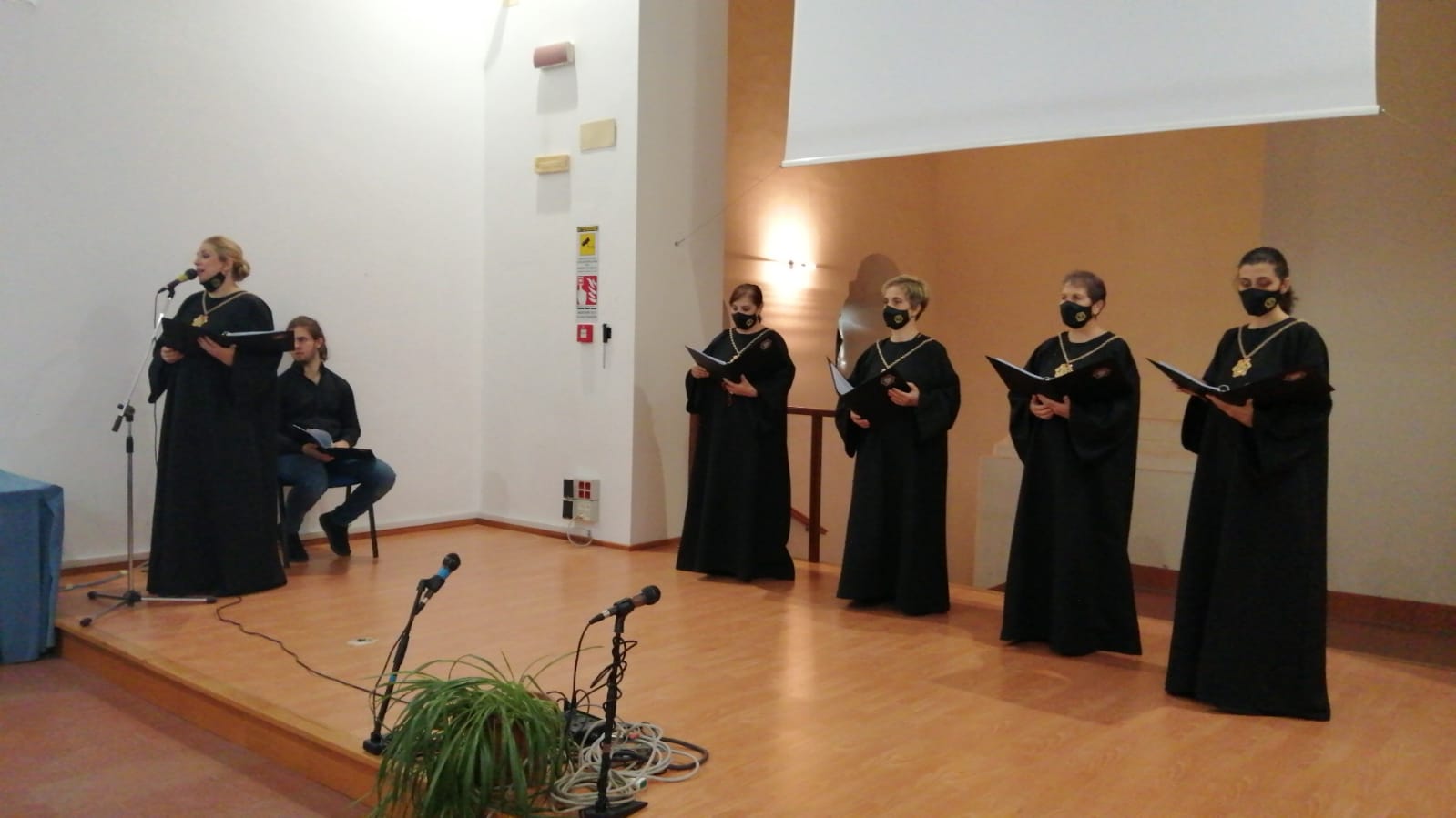 Dottorandi da Cracovia a Benevento per studiare il canto beneventano: messa in latino alla SS. Annunziata