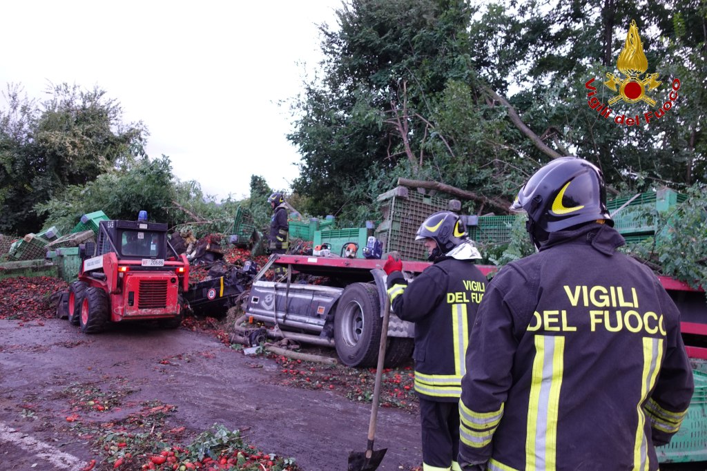 Incidente mortale sul raccordo Av-Sa: tir carico di pomodori si ribalta, muore l’autista