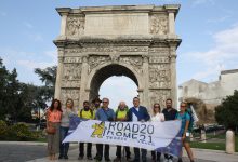Il presidente Antonio Di Maria saluta i camminatori della Via Francigena