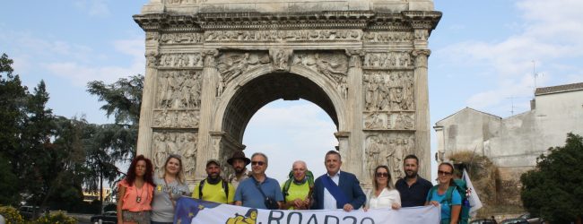 Il presidente Antonio Di Maria saluta i camminatori della Via Francigena