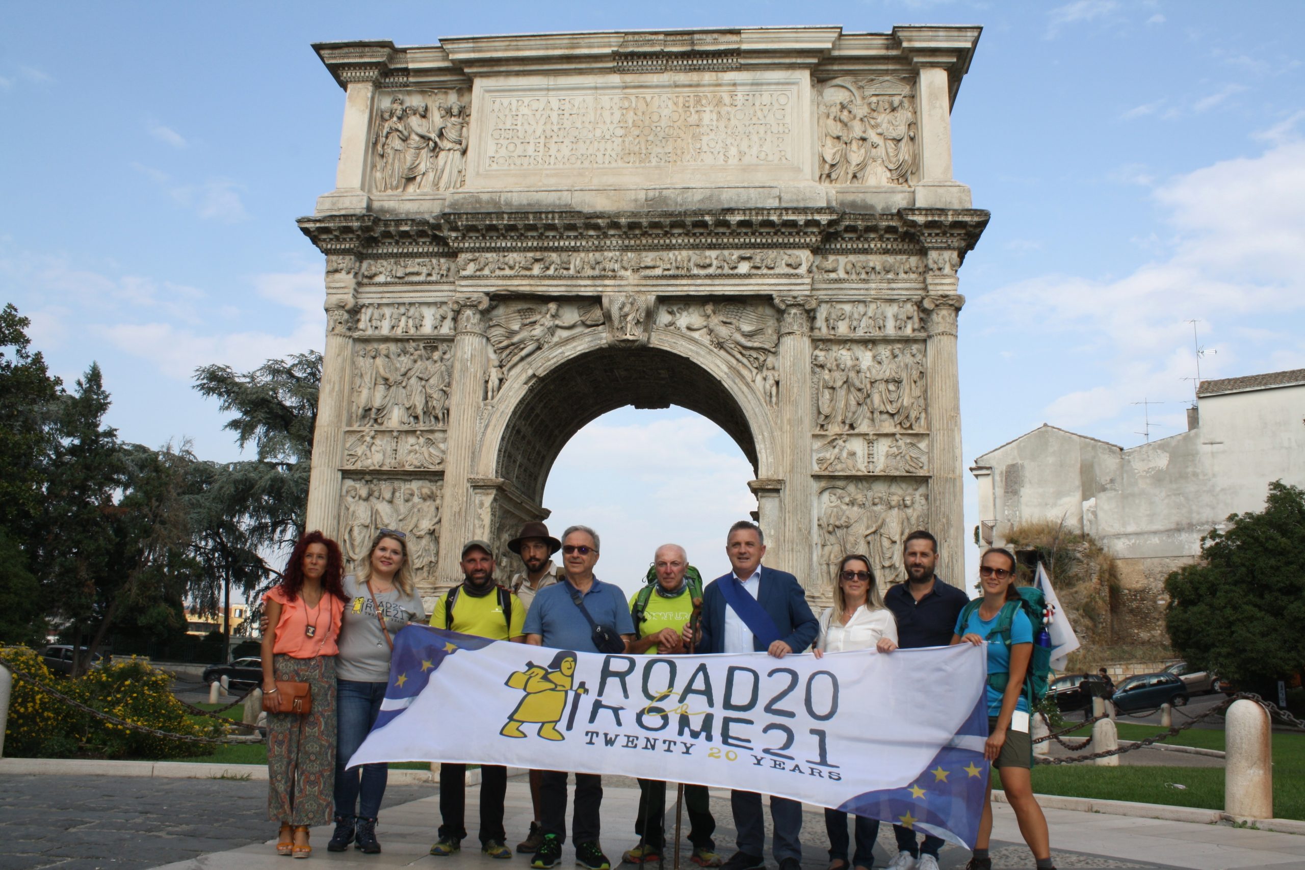 Il presidente Antonio Di Maria saluta i camminatori della Via Francigena