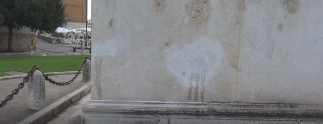 Benevento|Scritte sull’Arco di Traiano, oltre il danno la beffa..