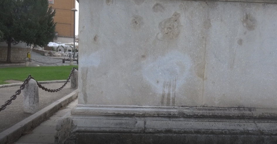 Benevento|Scritte sull’Arco di Traiano, oltre il danno la beffa..