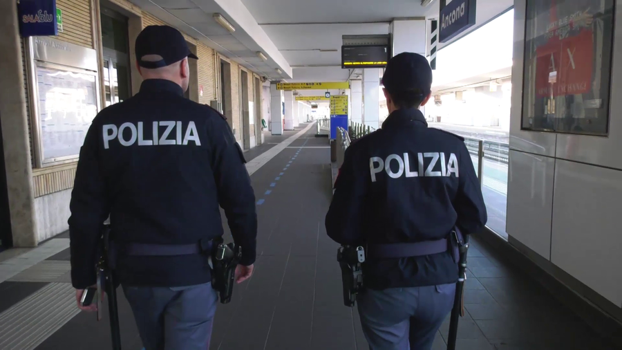 Oltre 73mila persone controllate, 30 arrestati e 196 indagati. Il bilancio della Polizia di Stato della Campania su treni e stazioni