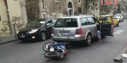 Benevento|Scontro tra auto e motorino in via del Pomerio, ferito un giovane