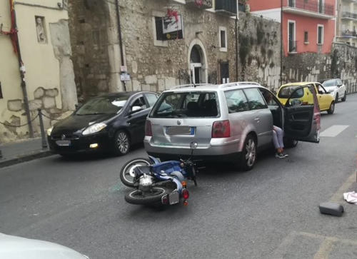 Benevento|Scontro tra auto e motorino in via del Pomerio, ferito un giovane