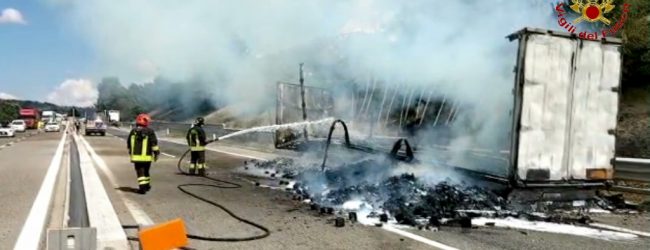 Flumeri| Tir in fiamme sull’A16, strada chiusa e veicoli in coda per diverse ore