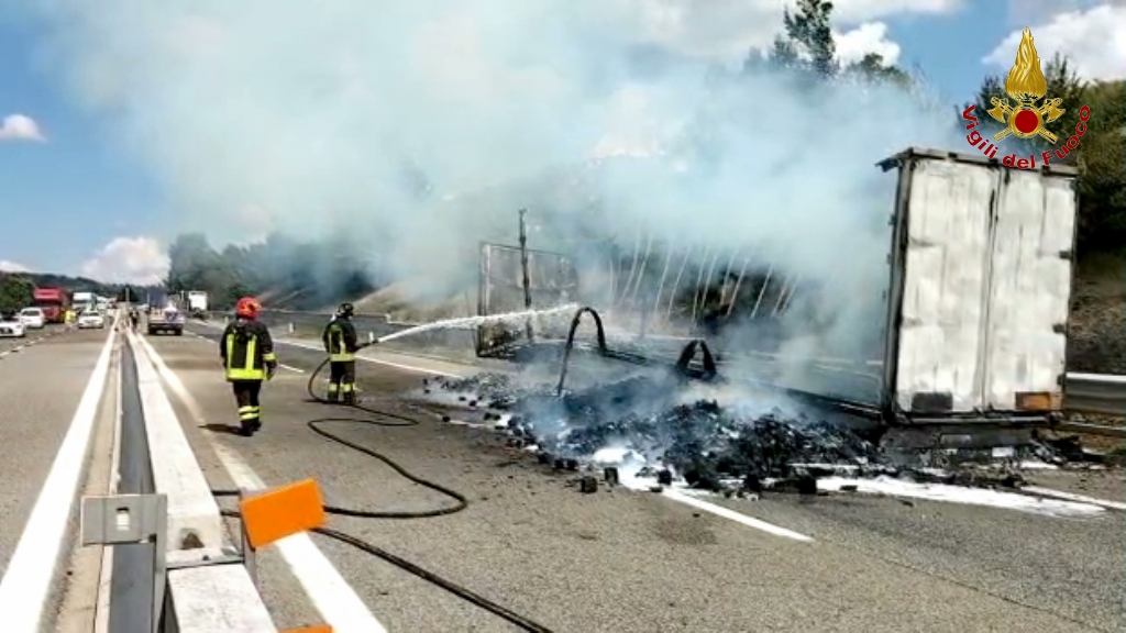 Flumeri| Tir in fiamme sull’A16, strada chiusa e veicoli in coda per diverse ore