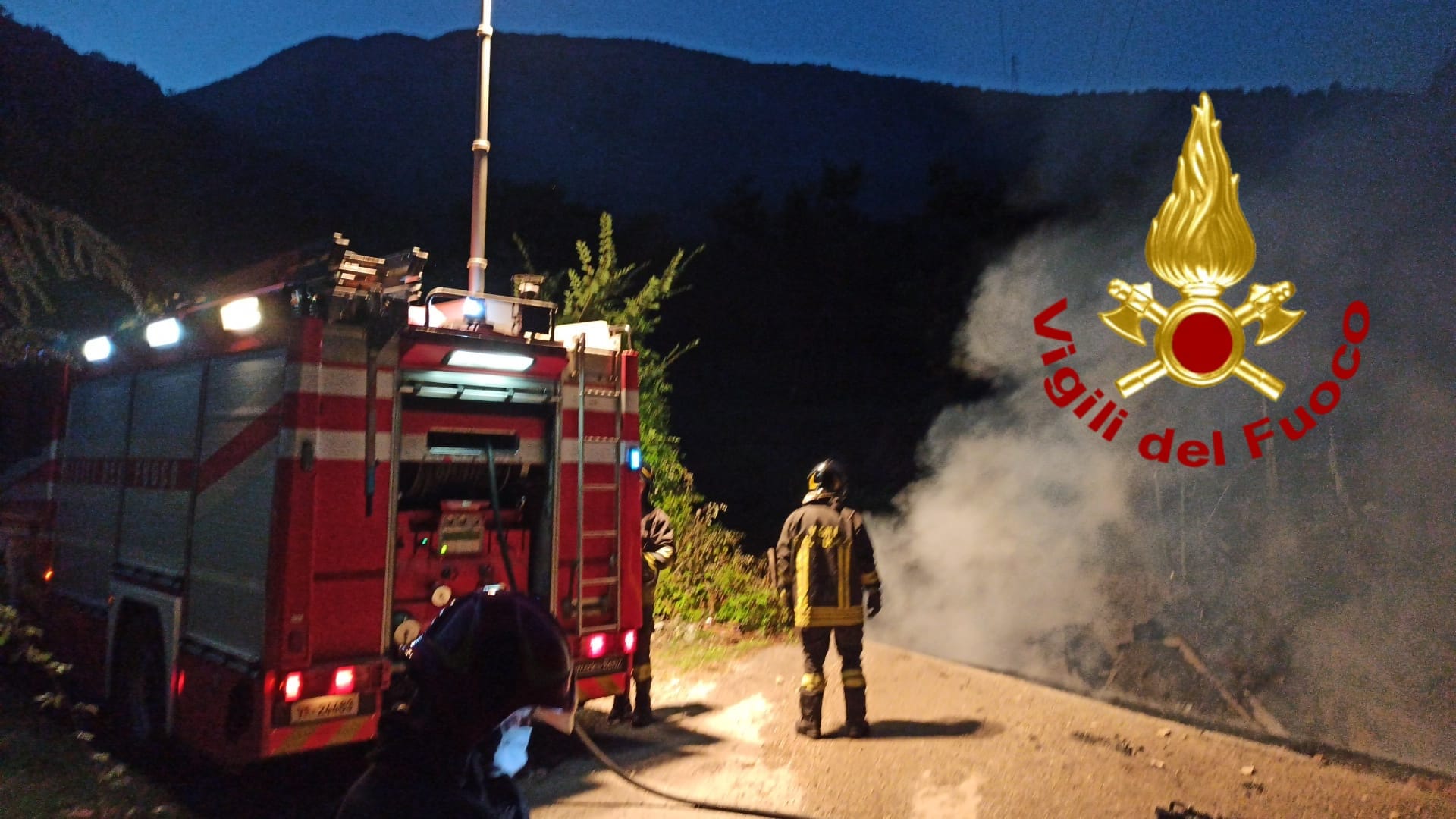 Serino| Un fiamme il ponte alla frazione Casangino, intervento dei vigili del fuoco
