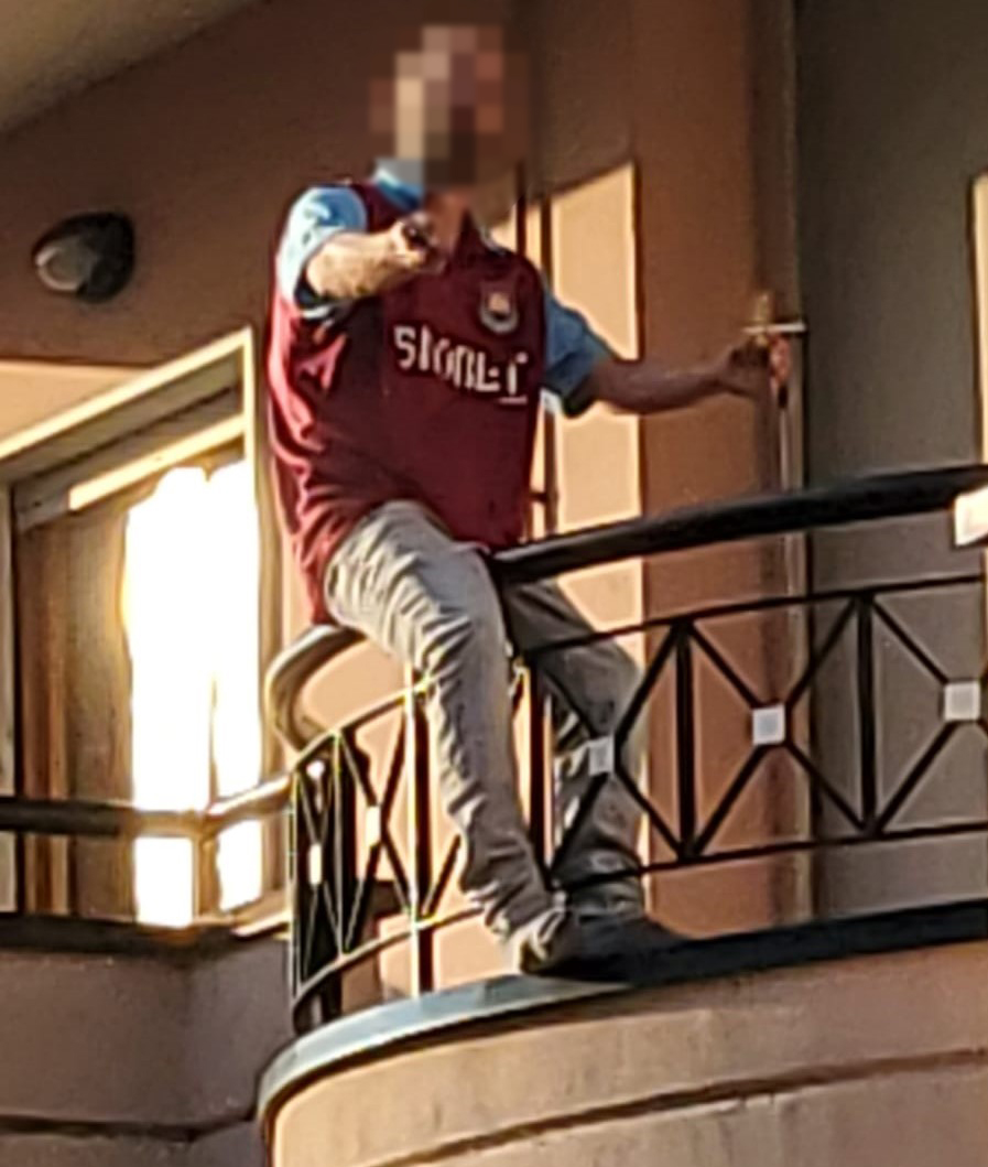 Montoro| Quarantenne litiga con i familiari e minaccia di lanciarsi dal balcone: salvato dai Carabinieri