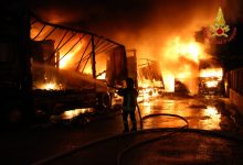 Montefredane| Doloso l’incendio alla Bacotrans, distrutti 11 tir. Scuole chiuse, divieti su acqua e prodotti agricoli