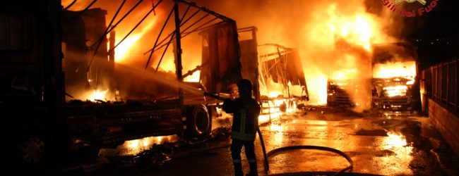 Montefredane| Doloso l’incendio alla Bacotrans, distrutti 11 tir. Scuole chiuse, divieti su acqua e prodotti agricoli