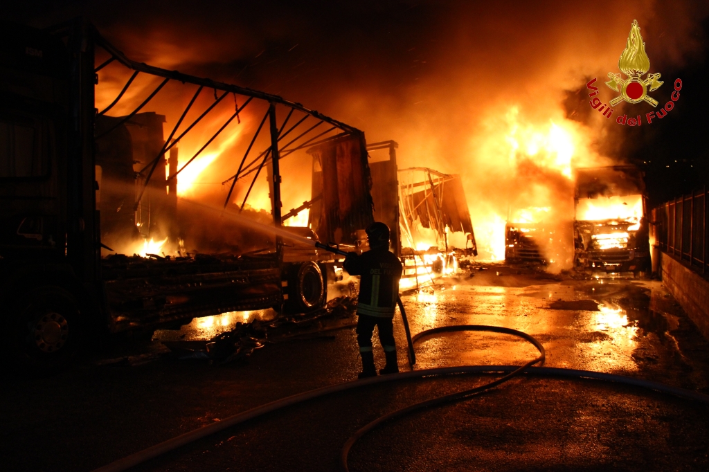 Montefredane| Doloso l’incendio alla Bacotrans, distrutti 11 tir. Scuole chiuse, divieti su acqua e prodotti agricoli