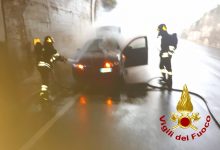 Chiusano San Domenico| Auto in fiamme sotto la galleria, conducente in salvo