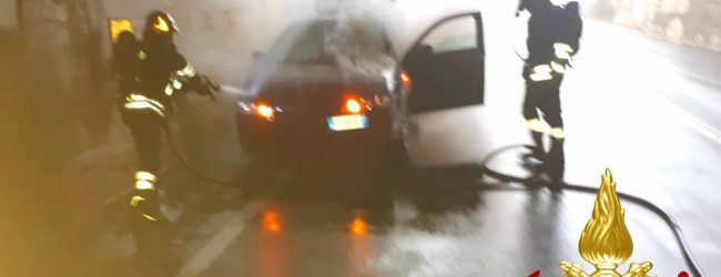 Chiusano San Domenico| Auto in fiamme sotto la galleria, conducente in salvo