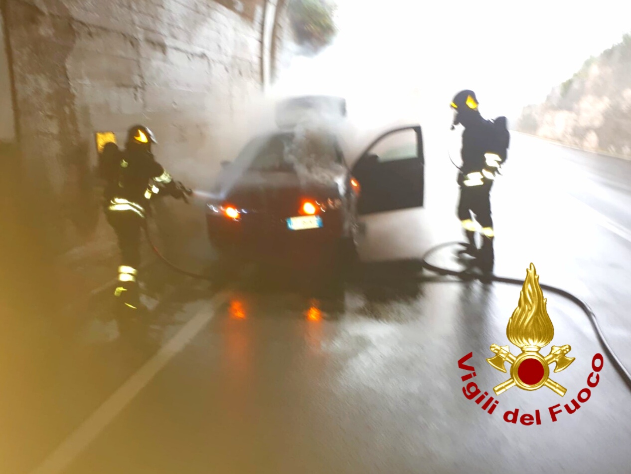 Chiusano San Domenico| Auto in fiamme sotto la galleria, conducente in salvo