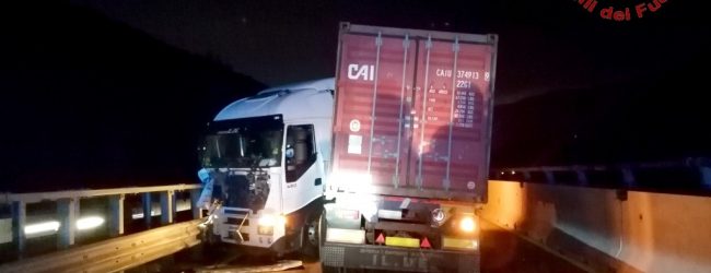 Auto contro tir sull’A16, feriti i 2 conducenti