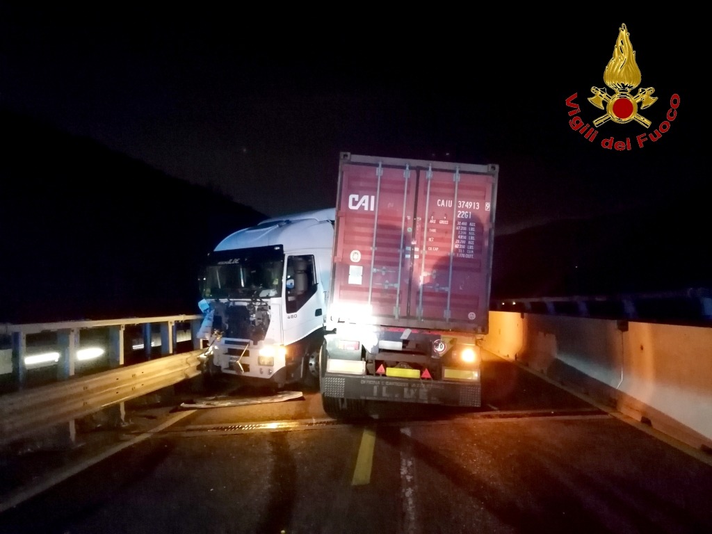 Auto contro tir sull’A16, feriti i 2 conducenti