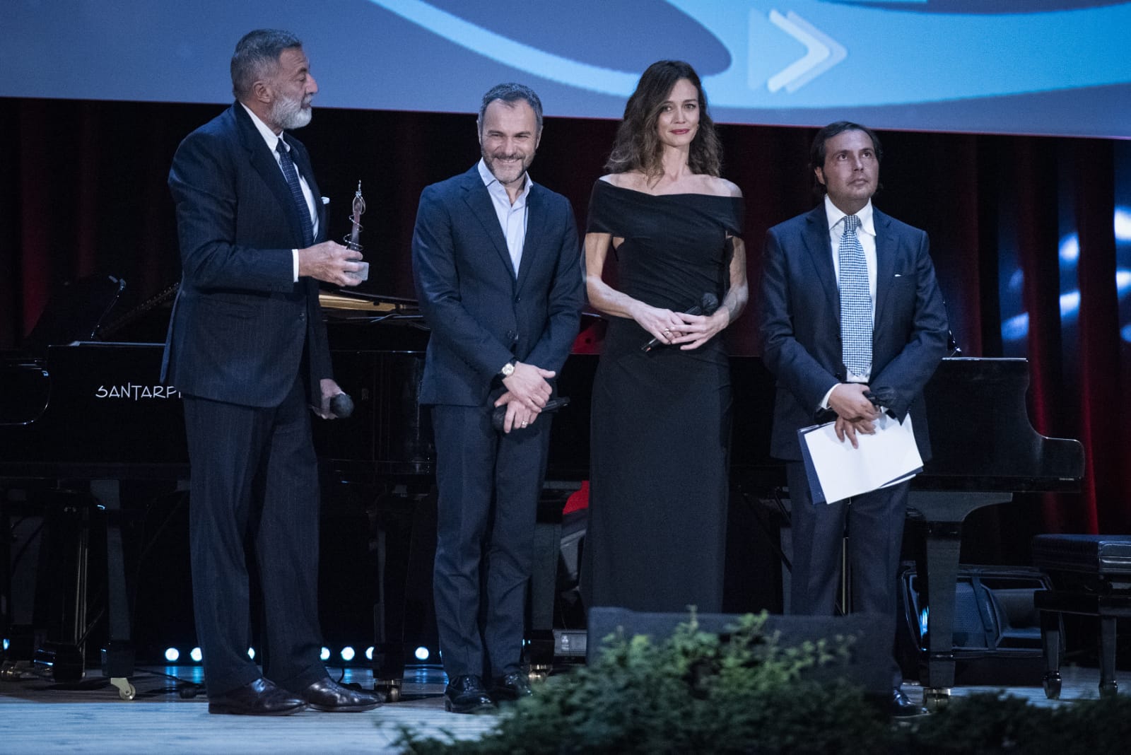 Luca Barbareschi e Francesca Cavallin premiano Massimiliano Gallo