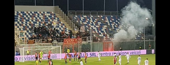 Il Benevento sfata il tabù dello “Scida”. 2-0 al Crotone e secondo posto in classifica