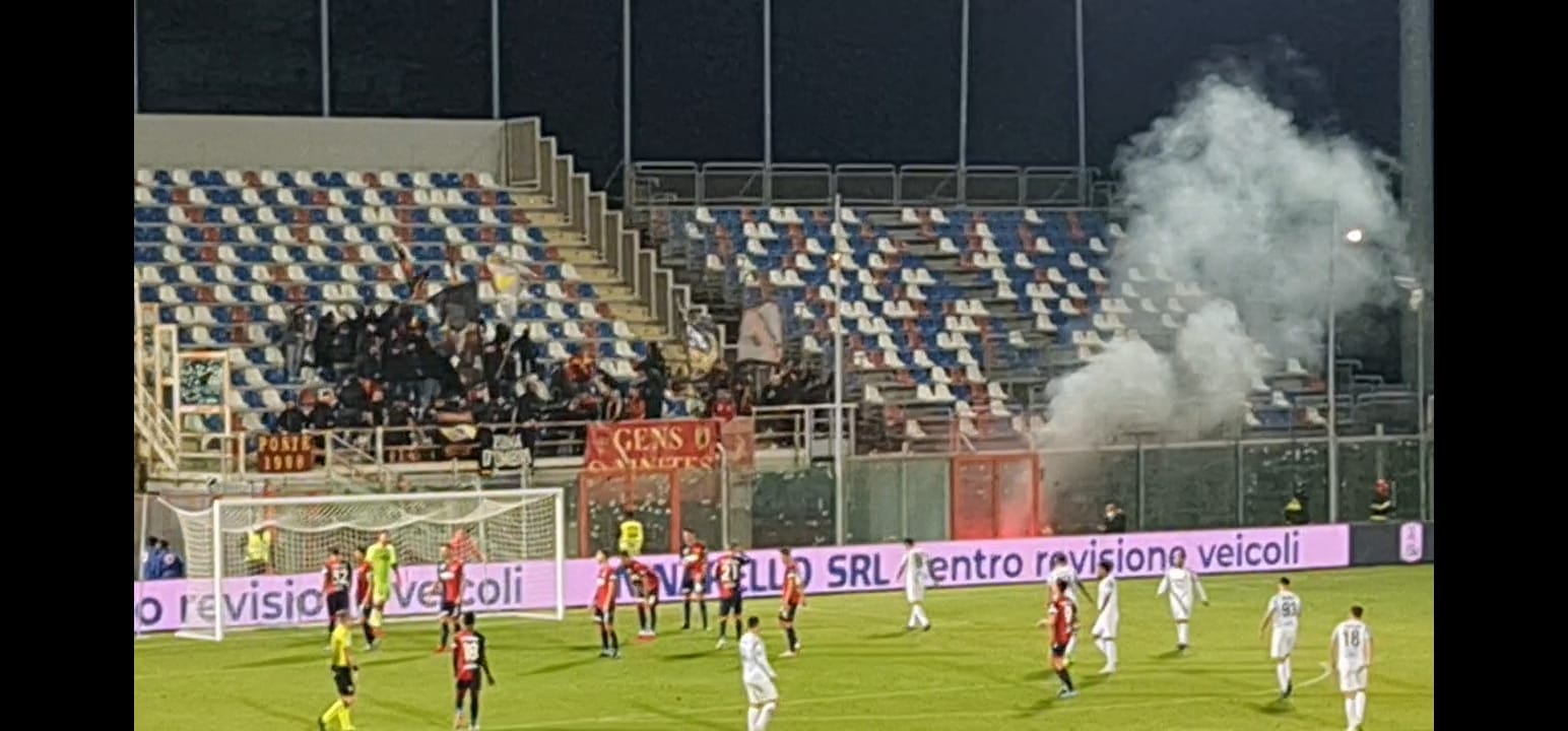 Il Benevento sfata il tabù dello “Scida”. 2-0 al Crotone e secondo posto in classifica