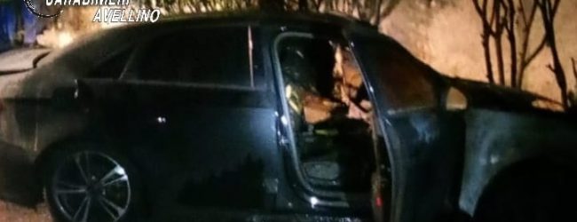 Auto e portone in fiamme nella notte tra Solofra e Montoro, indagini in corso dei carabinieri