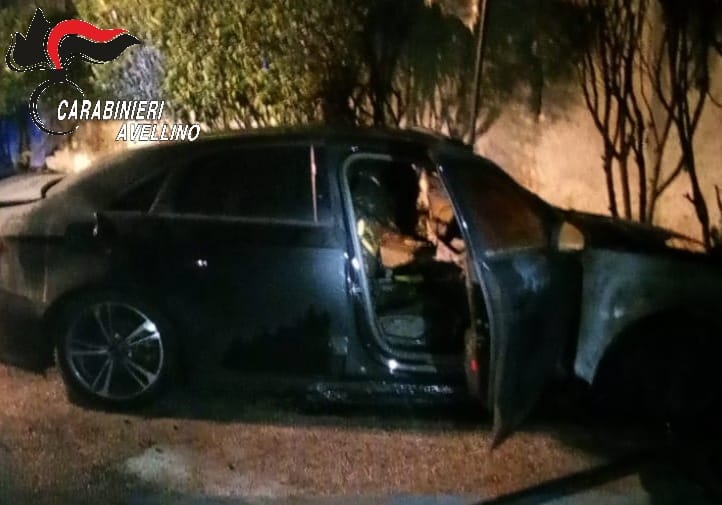 Auto e portone in fiamme nella notte tra Solofra e Montoro, indagini in corso dei carabinieri