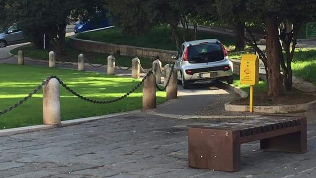 Benevento/Auto nell’area dell’Arco di Traiano, denunciato 89enne