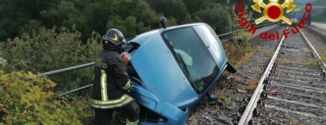 Prata Principato Ultra| Auto esce fuori strada e finisce sui binari, 33enne trasportata al Moscati