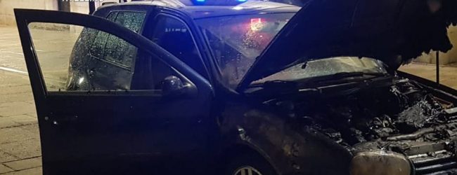 Altavilla Irpina| In fiamme nella notte una Volkswagen Golf, indagano i carabinieri