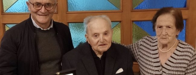 Castelvenere: il sindaco dona targa ricordo a coppia di coniugi per Nozze d’Oro