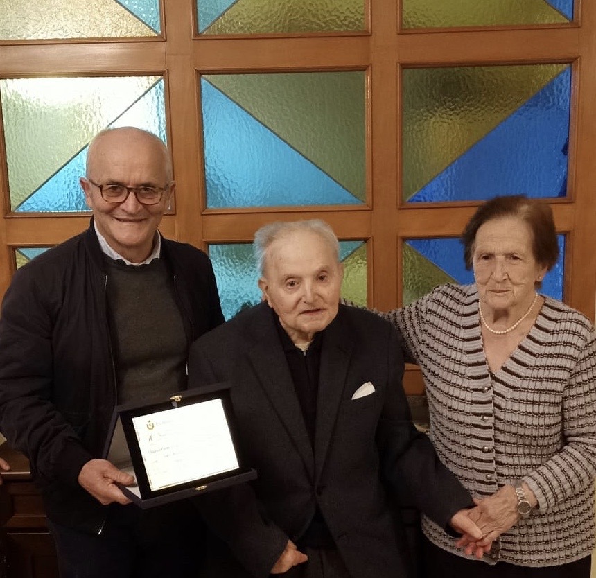 Castelvenere: il sindaco dona targa ricordo a coppia di coniugi per Nozze d’Oro