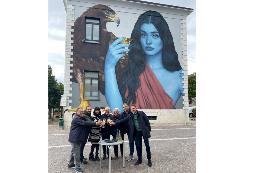Castelvenere: inaugurato murales dedicato a Ebe, prima “donna sommelier” della Mitologia greca