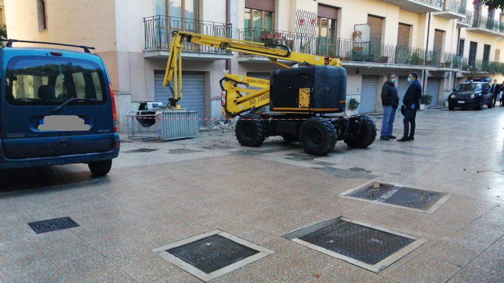 Alessandro, l’operaio coinvolto nell’incidente in viale degli Atlantici è deceduto, l’annuncio di Mastella