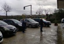 Maltempo e chiesa piccola: a San Nicola Manfredi la messa viene celebrata in modalità “Drive in”