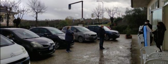 Maltempo e chiesa piccola: a San Nicola Manfredi la messa viene celebrata in modalità “Drive in”