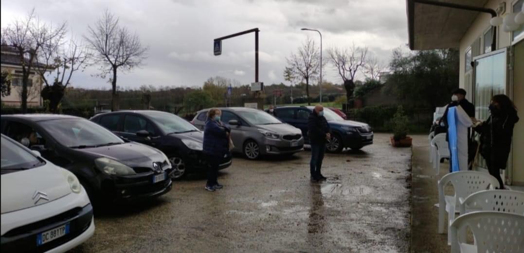 Maltempo e chiesa piccola: a San Nicola Manfredi la messa viene celebrata in modalità “Drive in”