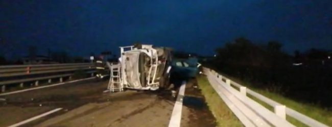 Incidente stradale sul raccordo Benevento- Castel Del Lago, scontro tra furgone e auto