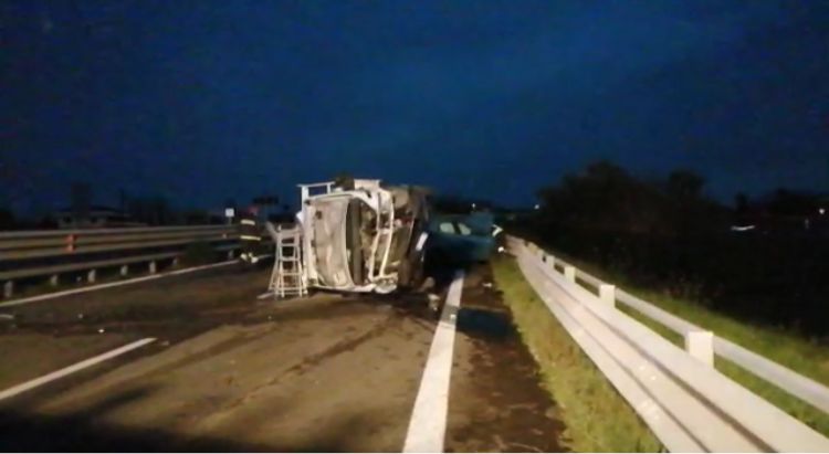 Incidente stradale sul raccordo Benevento- Castel Del Lago, scontro tra furgone e auto