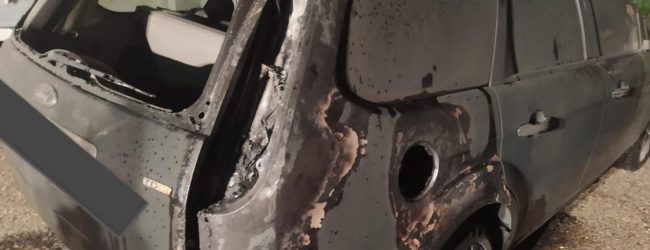 Montesarchio| Ford Focus in fiamme, indagini in corso