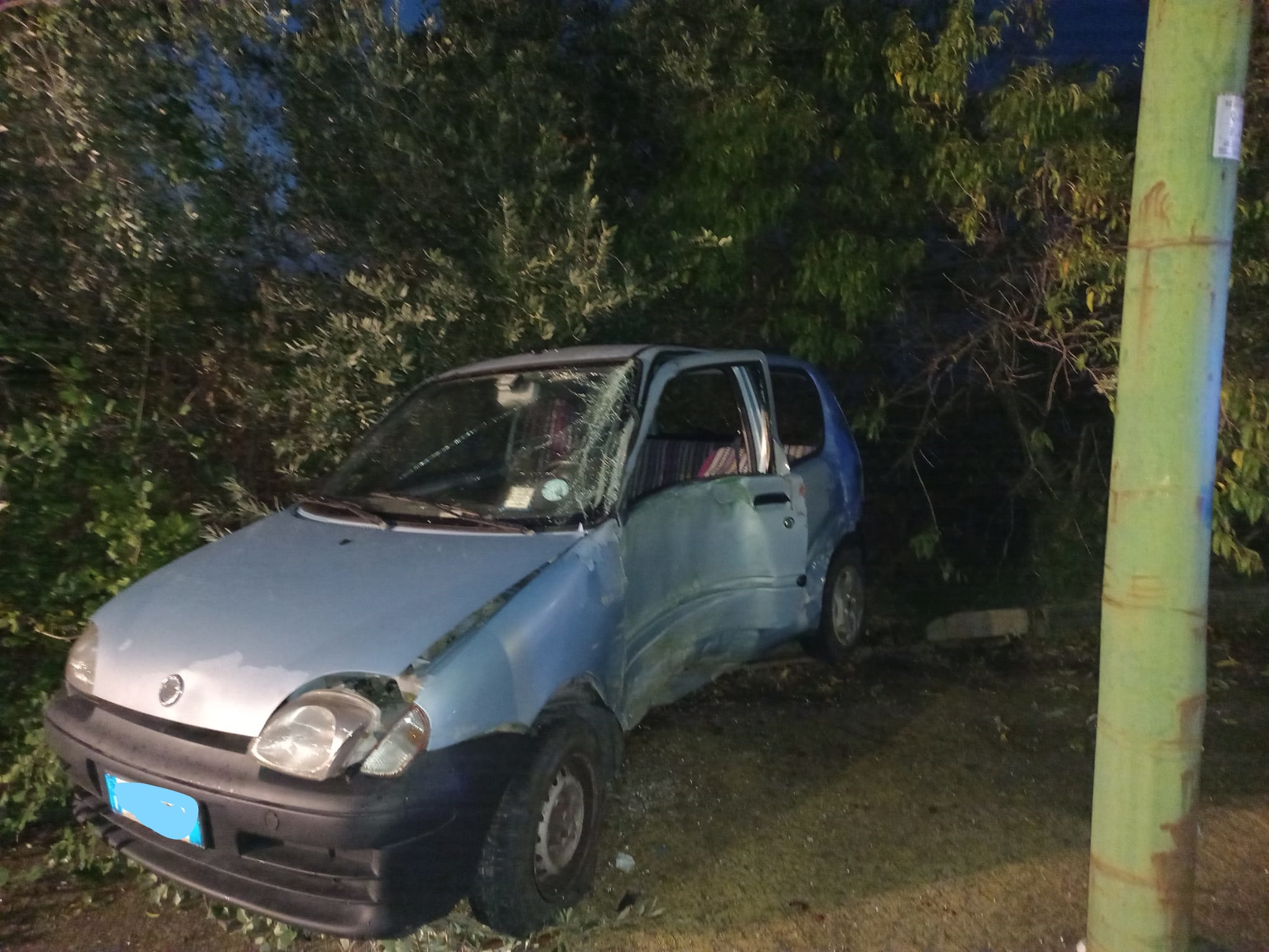 Benevento, auto fuori strada alla Rotonda dei Pentri