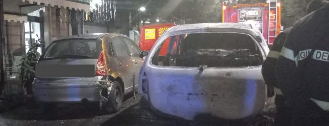 Benevento: in fiamme un auto, paura in centro