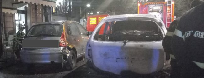 Benevento: in fiamme un auto, paura in centro