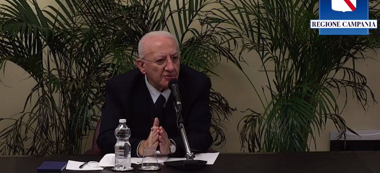 De Luca: lockdown per i non vaccinati? Sarebbe il minimo