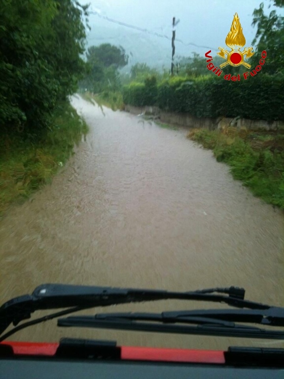 Irpinia| Calcinacci pericolanti e caduta alberi: 30 interventi dei vigili del fuoco